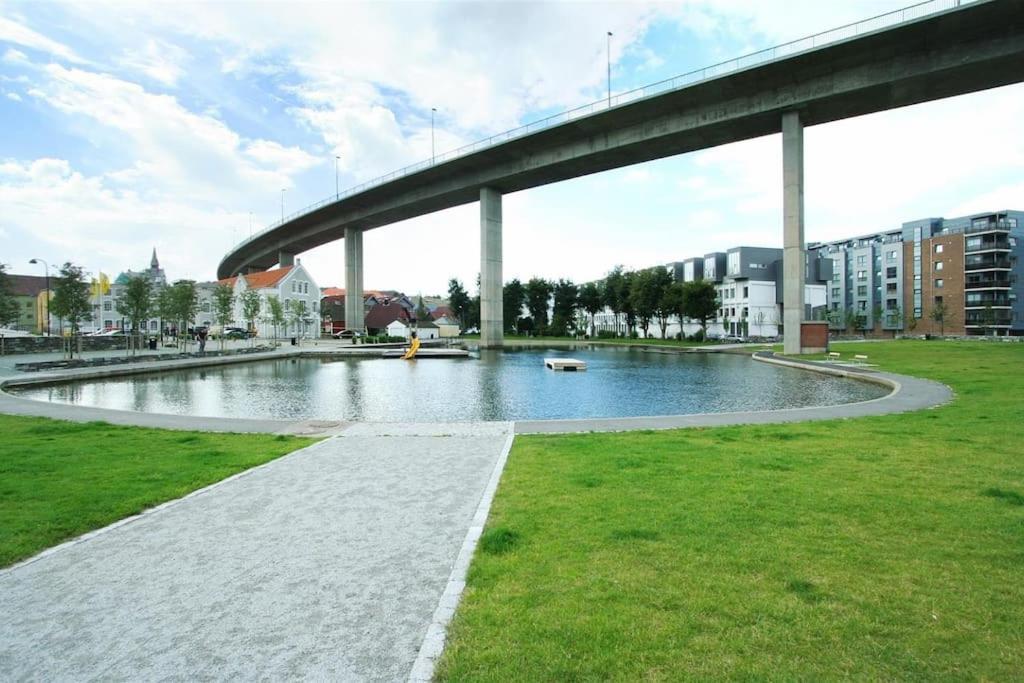 Spacious Waterfront Apartment With Free Parking - Upgraded 2024 Stavanger Exterior photo