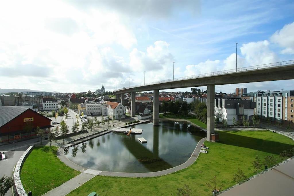 Spacious Waterfront Apartment With Free Parking - Upgraded 2024 Stavanger Exterior photo